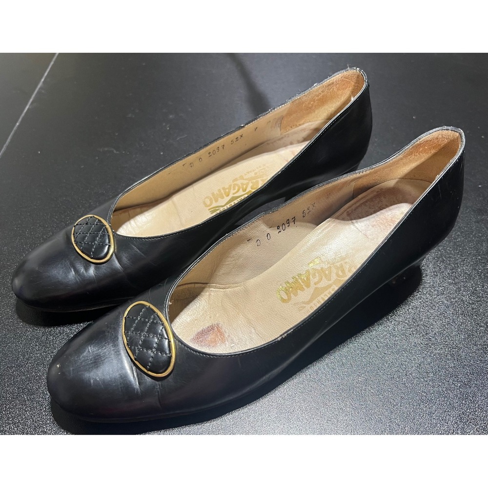 Salvatore Ferragamo Black Leather Pumps Gold Quilted Hardware Made in Italy 7 B